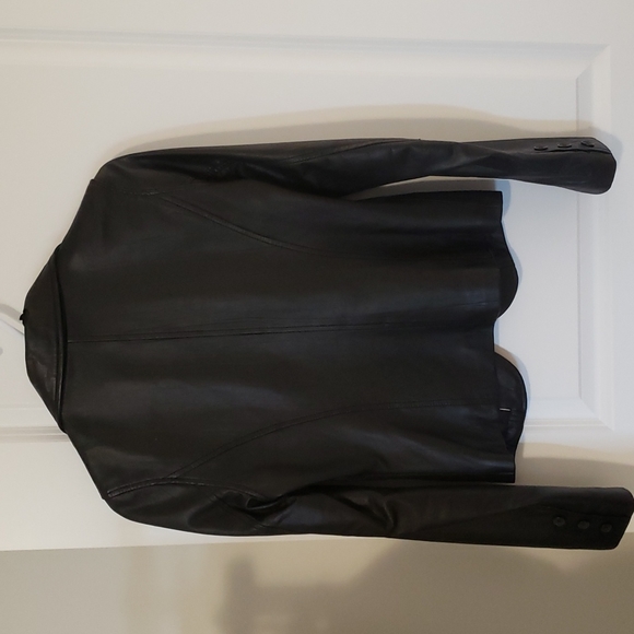 Black suit leather jacket. Brand is Danier . Size xxs . - Picture 4 of 5